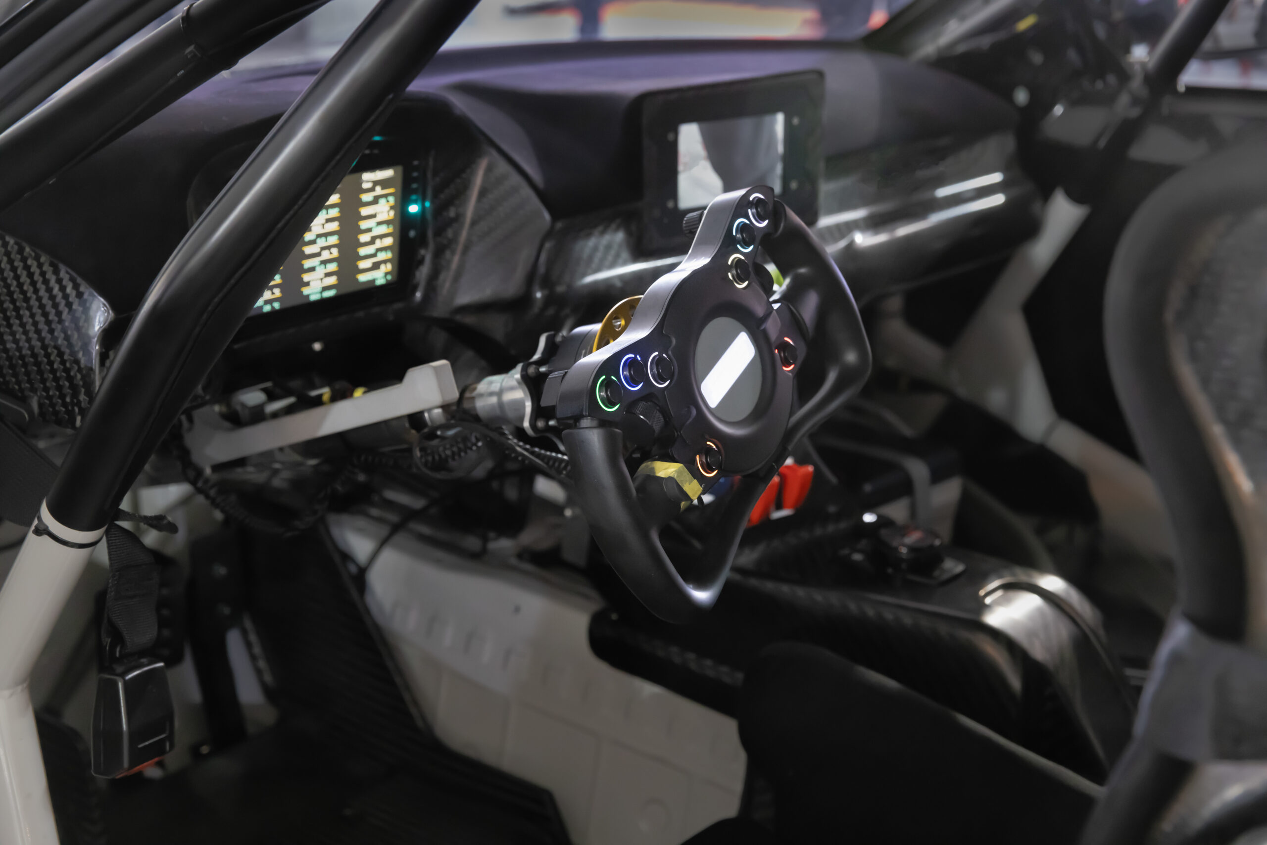 Racing car cockpit with safety cage structure
